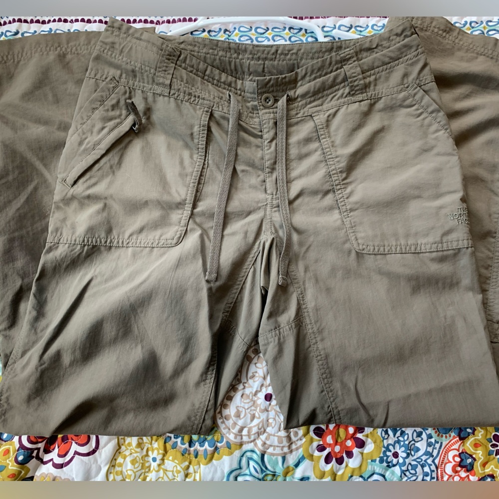 North Face Hiking Pantssize 4 roll up style GUC - Picture 2 of 12
